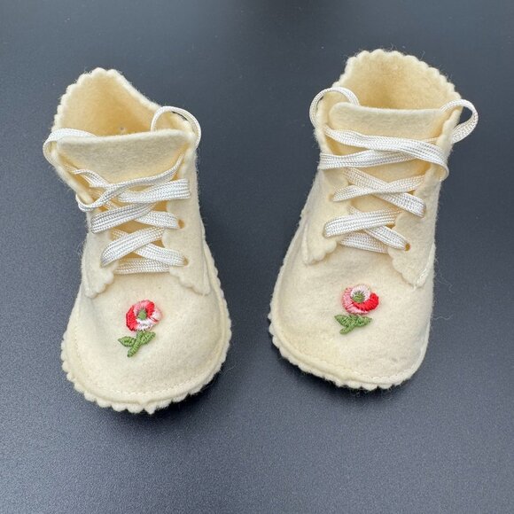Handmade Vintage Baby Wool Booties With Floral Embroidery & Ribbon Laces Cream T - Picture 1 of 9